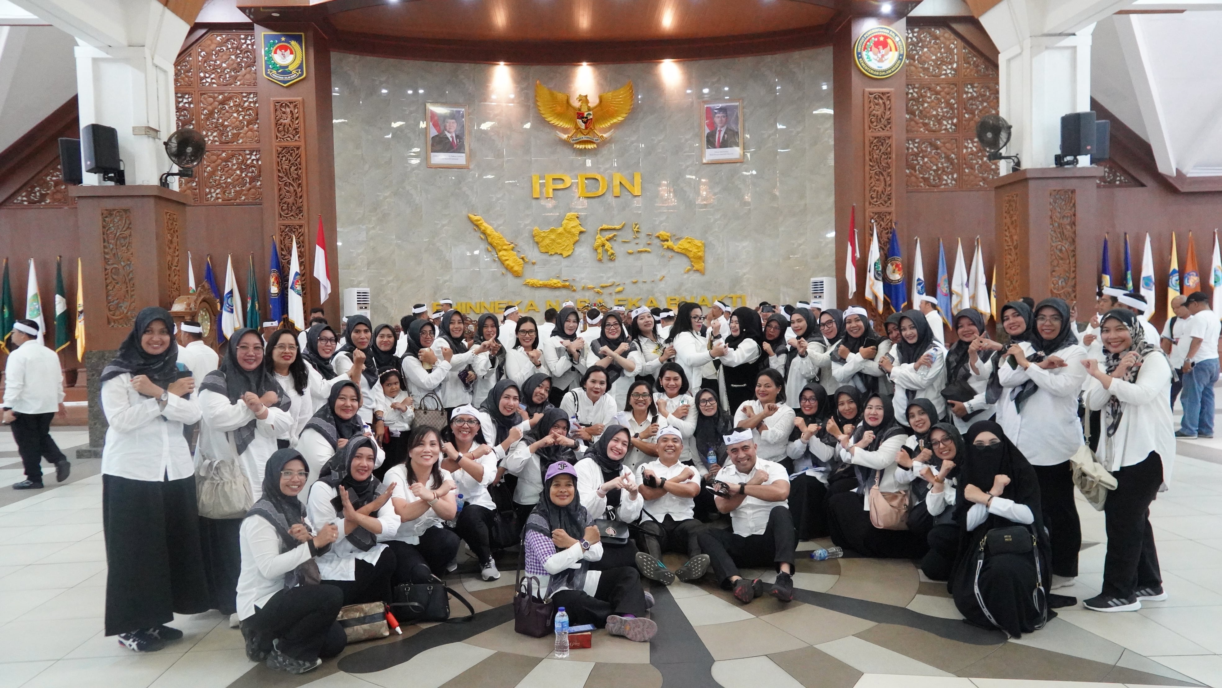 terlalu Hambur depan Meja Korps....(dalam Foto segera menghadap Polprä di Plaza Bawah)