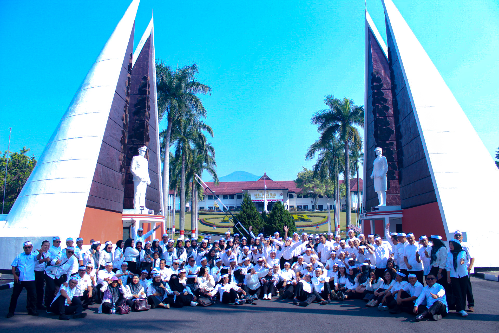 Kenapa 2 Patung Purna Praja harus Terpisah di gerbang PKD ???